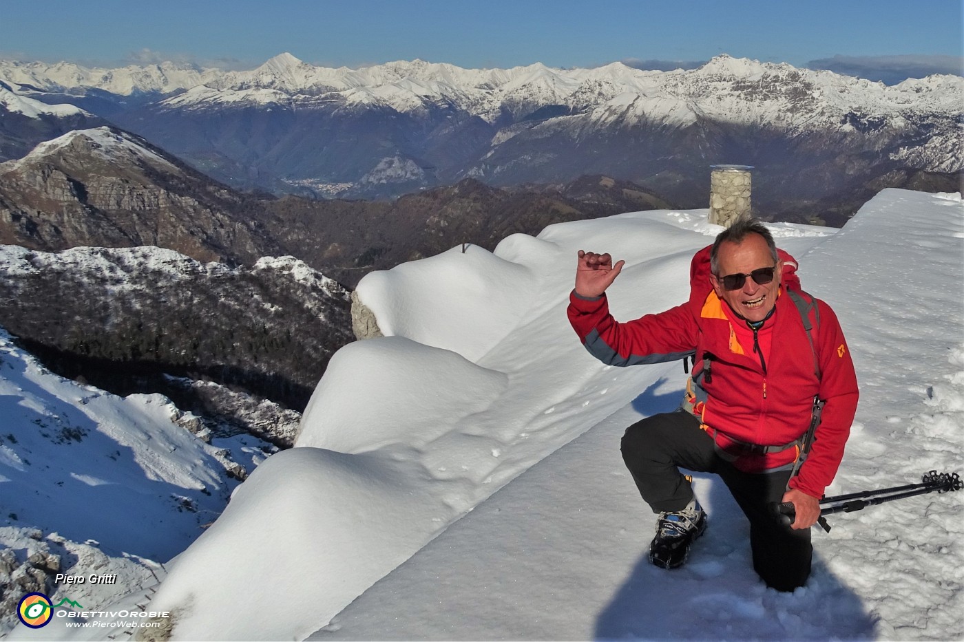 59 Infreddolito ma sorridente in vetta al Resegone con vista verso le Orobie.JPG